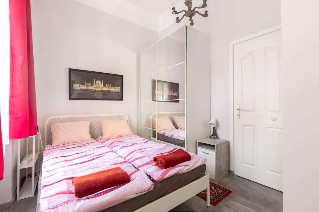 Kz10e Paola On Kazinczy Utca Apartment Budapest